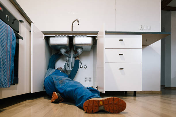 Professional Emergency Plumber technician working in Copeland, OK